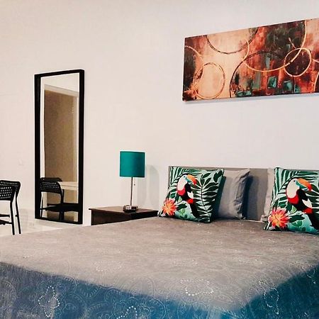 Апартаменти Hallandale Studio With Pool Галландейл-Біч Екстер'єр фото