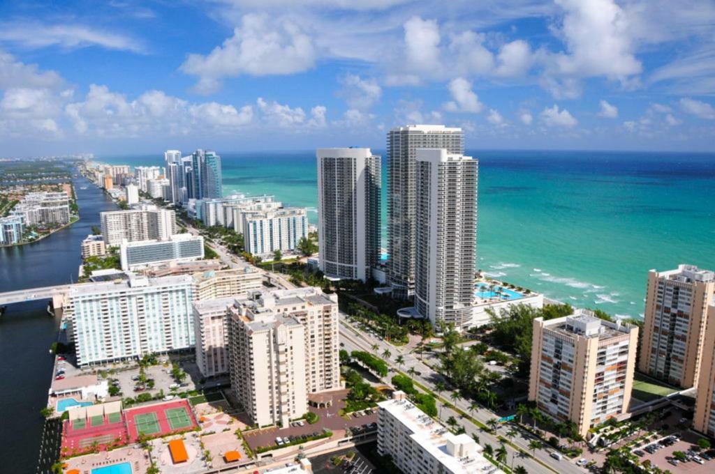 Апартаменти Hallandale Studio With Pool Галландейл-Біч Екстер'єр фото